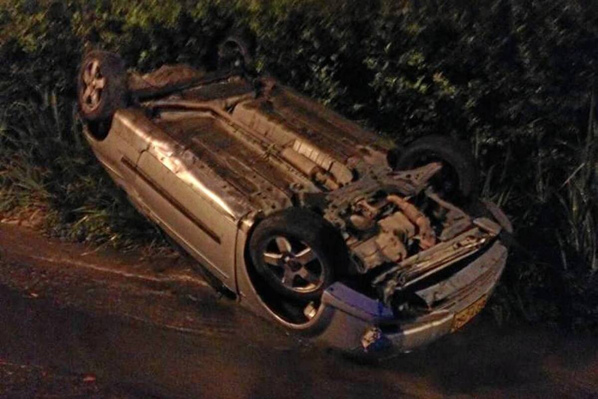 Por presunta fuga de agua, carro perdió el control y rodó 30 metros (Foto: Suministrada Sergio Rojas/ VANGUARDIA LIBERAL)
