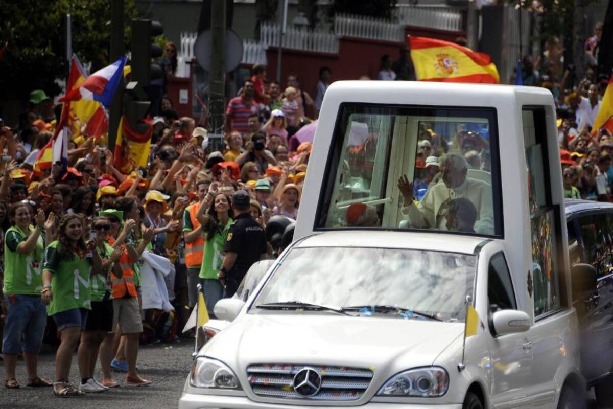 Agrupaciones folclóricas coparon las plazas a lo largo del trayecto que recorrerá el Papa para amenizarlo con bailes típicos de Perú, República Dominicana y Colombia, países cuyos nombres ostentan las calles o plazas del barrio de Hispanoamérica. (Foto: Efe / VANGUARDIA LIBERAL)
