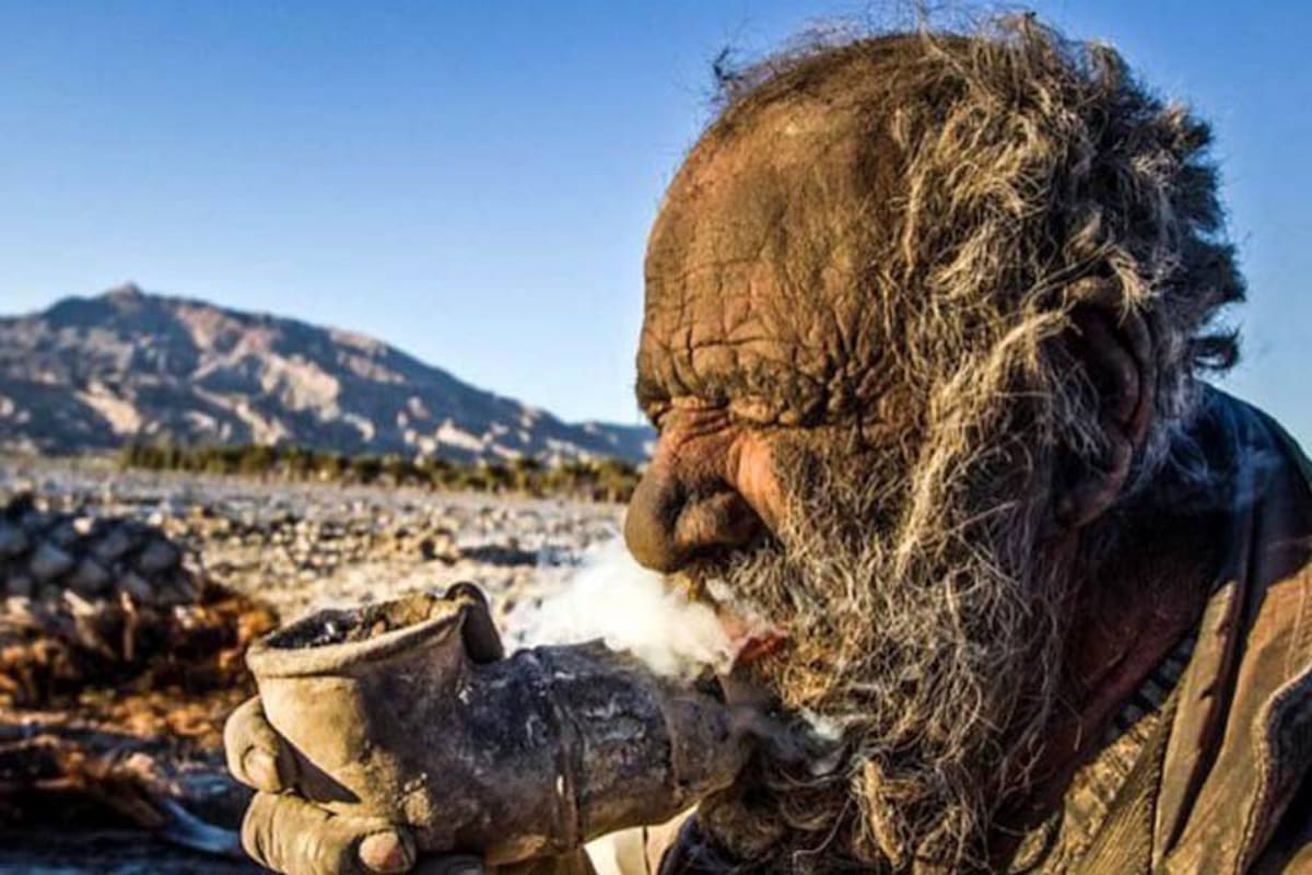 Éste es Amou Haji: lleva 60 años sin ducharse, fuma heces de animales y es feliz (Foto: http://pijamasurf.com/)