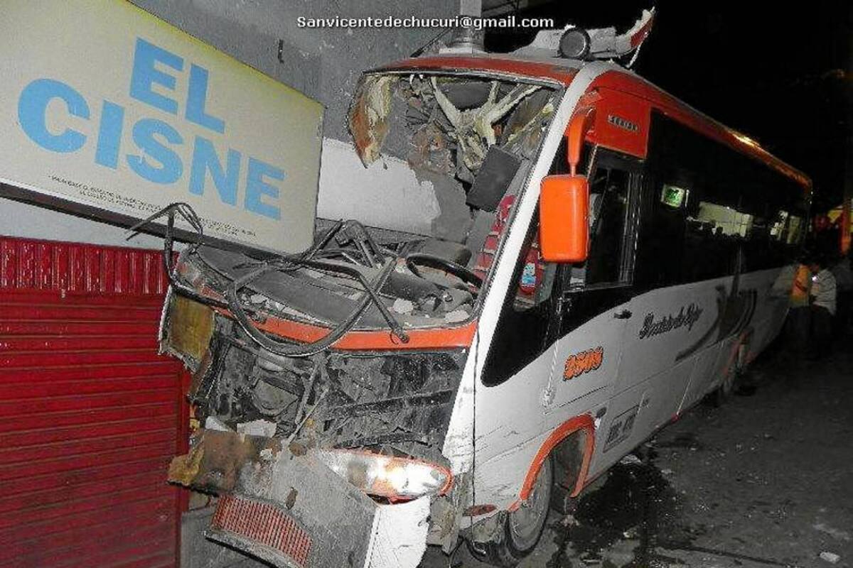 Dos muertos y tres heridos dejó buseta sin frenos en San Vicente de Chucurí (Foto: Suministrada www.sanvicentedechucurí.com/ VANGUARDIA LIBERAL)