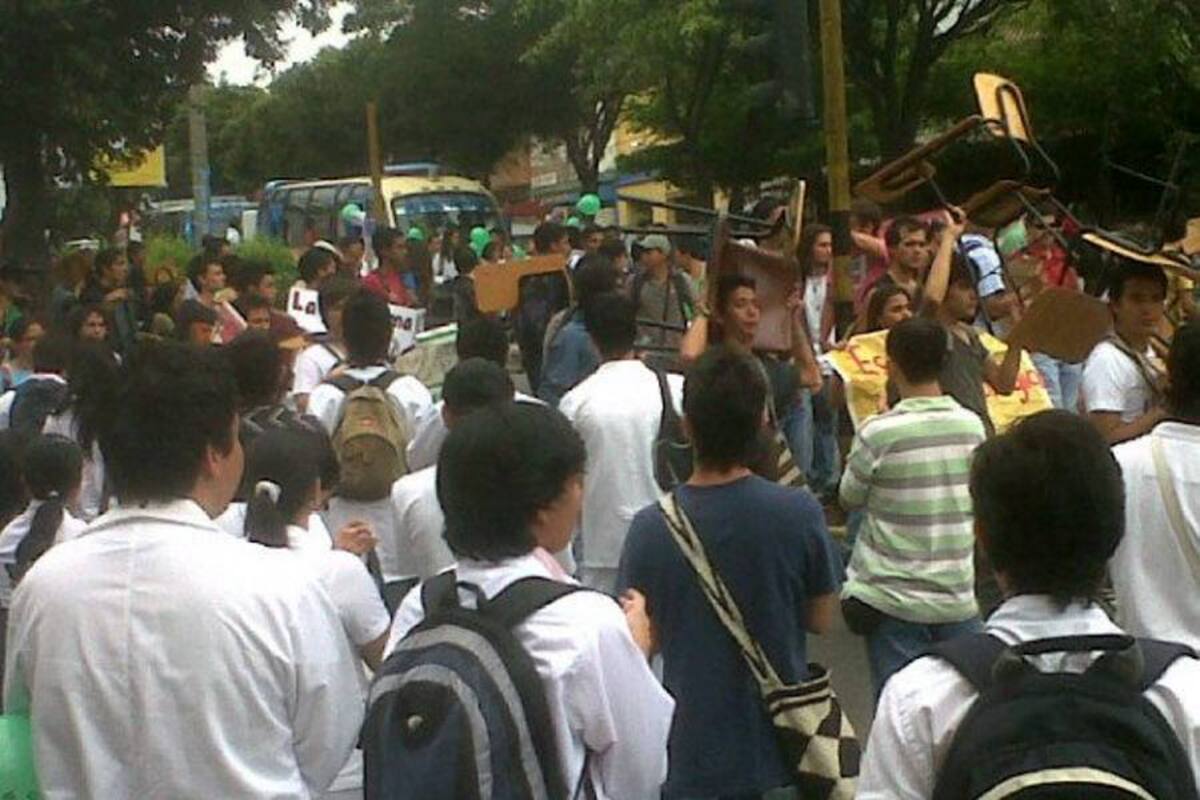 Cerca de 1000 estudiantes de la Universidad Industrial de Santander, UIS, marchan a esta hora con pupitres por la carrera 27, hacia el Mesón de los Búcaros para bloquear la avenida Quebradaseca exigiendo al Gobierno que retire el proyecto que pretende modificar la Ley 30 de la educación. (Foto: Suministrada/VANGUARDIA LIBERAL)