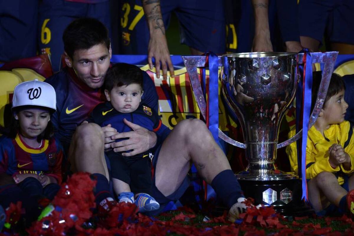 El Barcelona recibe el trofeo de campeón de Liga 2012/13 (Foto: Afp / VANGUARDIA LIBERAL)