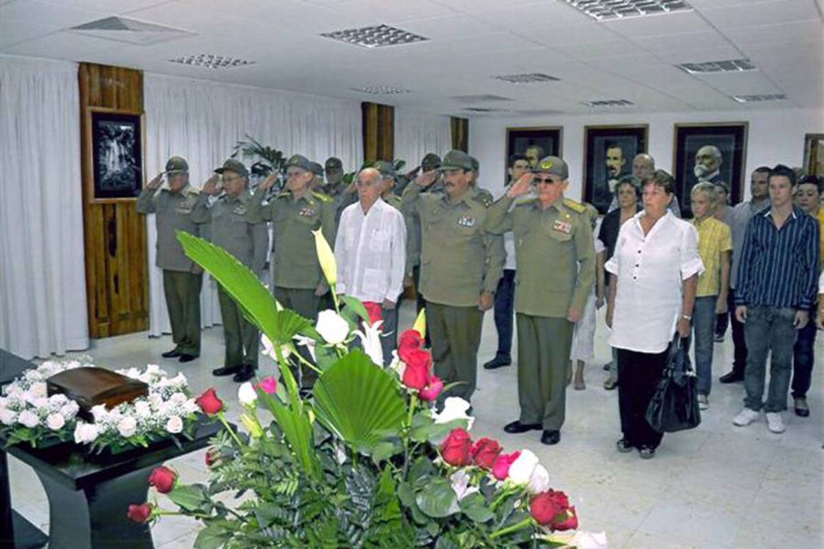 En el homenaje a Casas Regueiro, han participado desde las primeras hora del día de hoy altos jefes militares. (Foto: Afp/ VANGUARDIA LIBERAL)