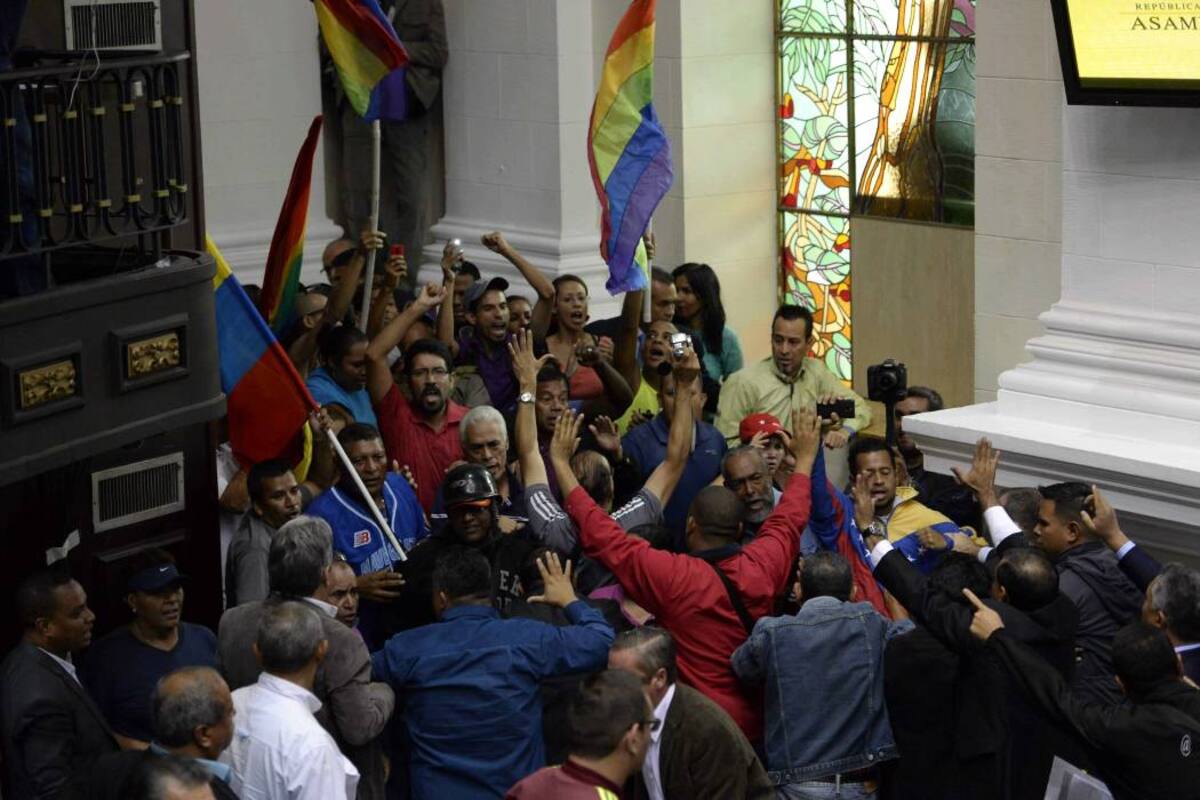 Grupos chavistas irrumpieron en Parlamento venezolano en debate sobre revocatorio (Foto: AFP /VANGUARDIA LIBERAL)