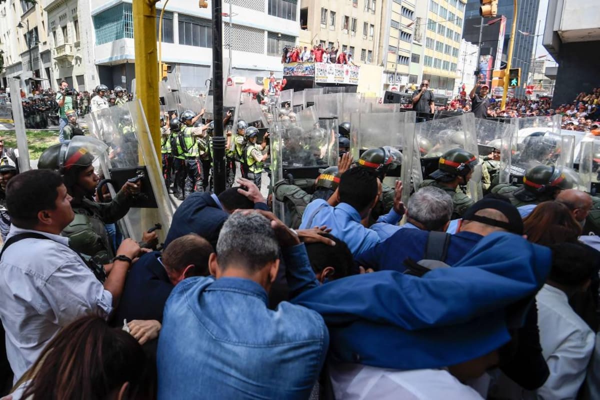 Chavistas chocan con militares venezolanos en alrededores del Parlamento (Foto: AFP /VANGUARDIA LIBERAL)