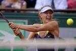Sharapova derrota a Azarenka y espera rival en la final