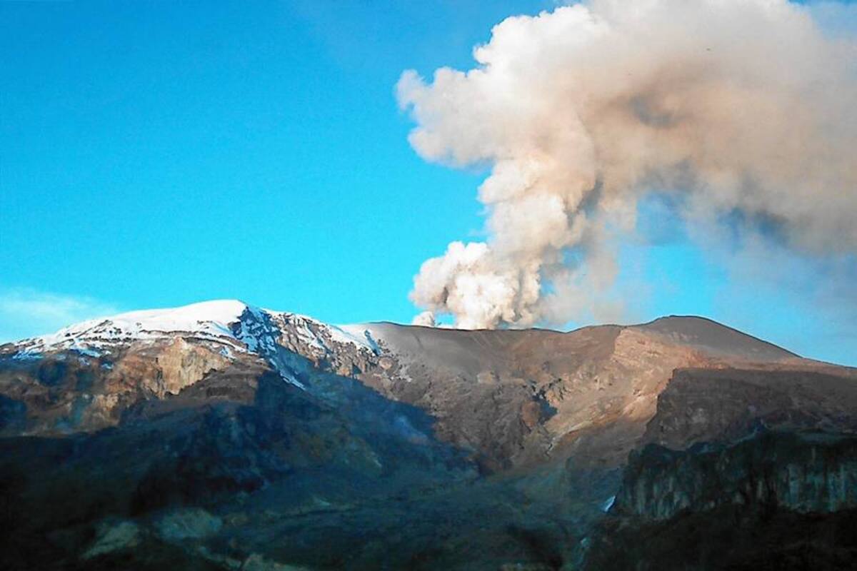 Sigue cayendo ceniza en el Nevado del Ruiz, aunque sea imperceptible (Foto: AFP/VANGUARDIA LIBERAL)
