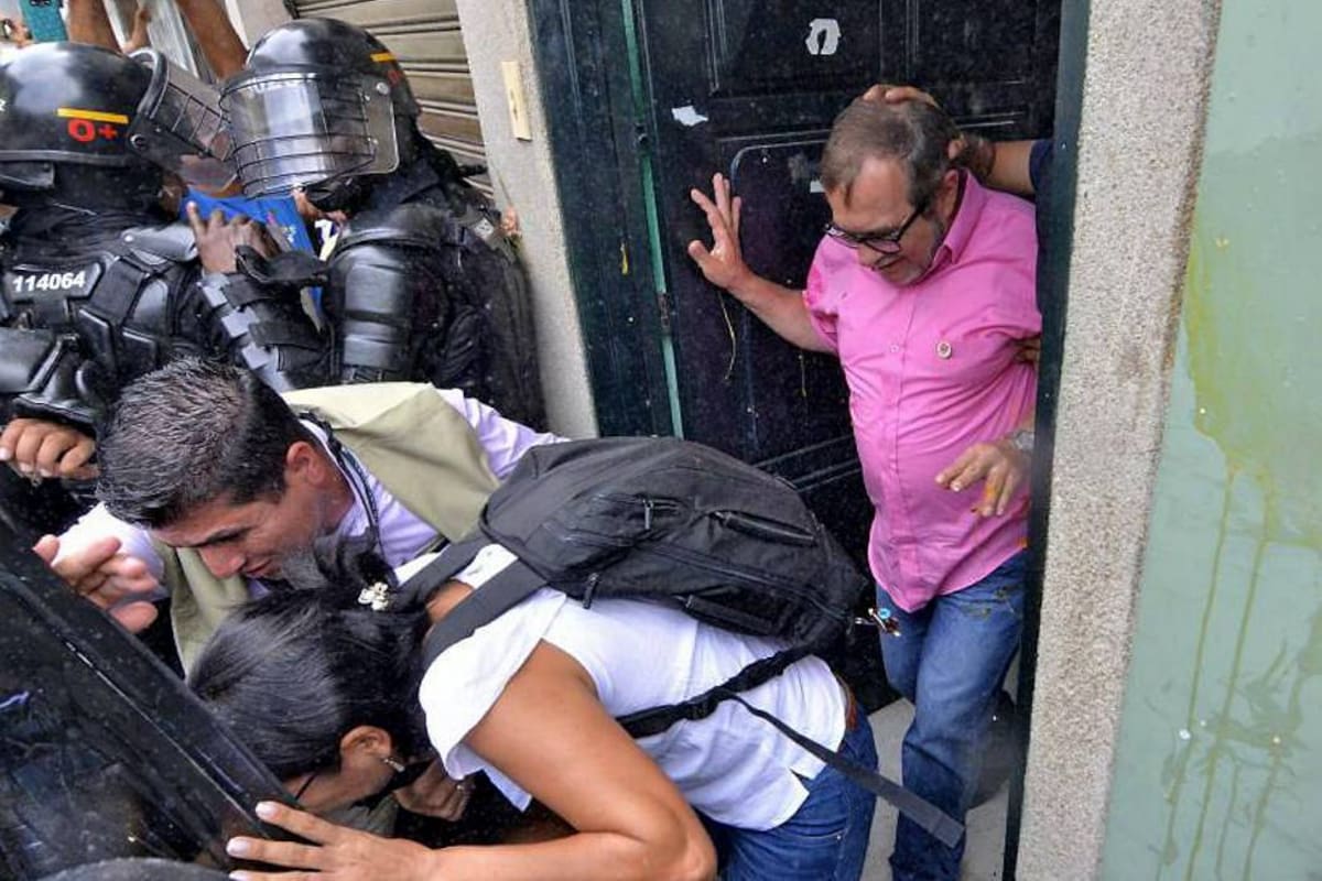La delegación del candidato presidencial fue agredida con huevos, bananos y botellas de agua. (Foto: Colprensa /VANGUARDIA LIBERAL)