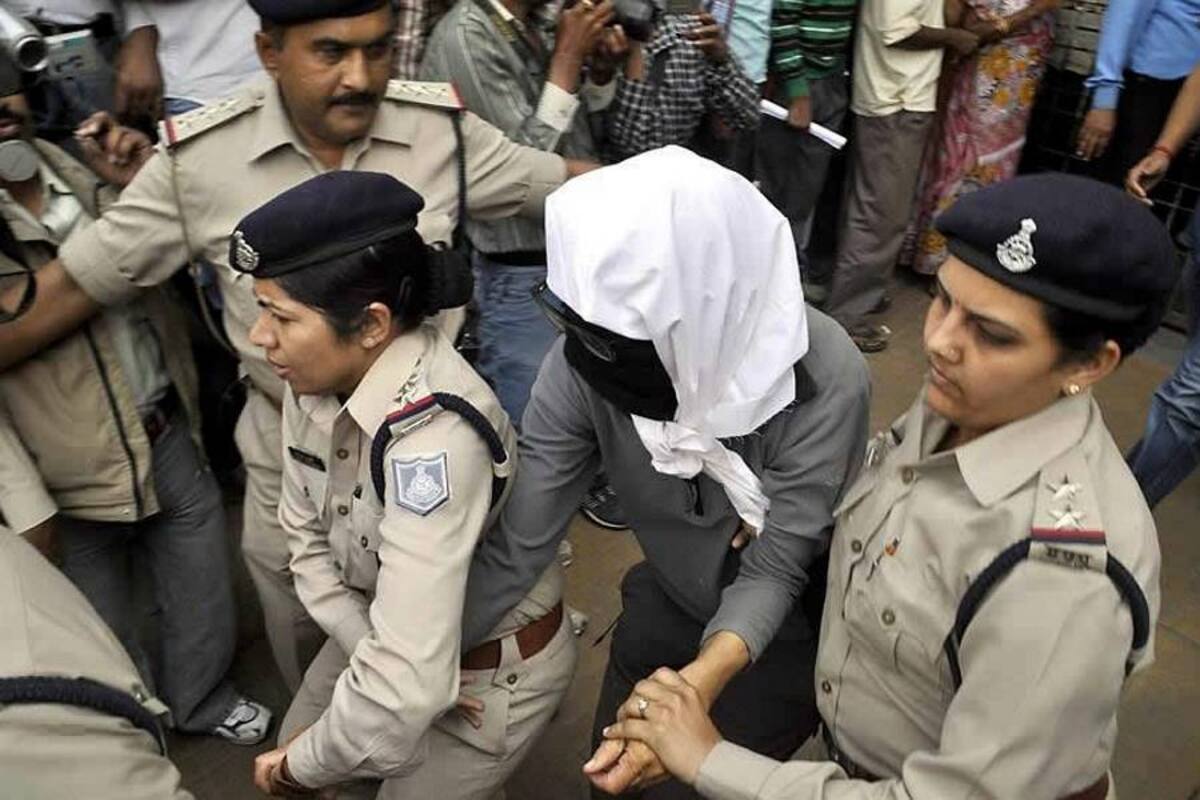 Policías acompañan a una mujer suiza a un examen médico en un hospital en Gwalior, después de que, según la Policía de ese país, la violaran ocho individuos. (Foto: EFE / VANGUARDIA LIBERAL)
