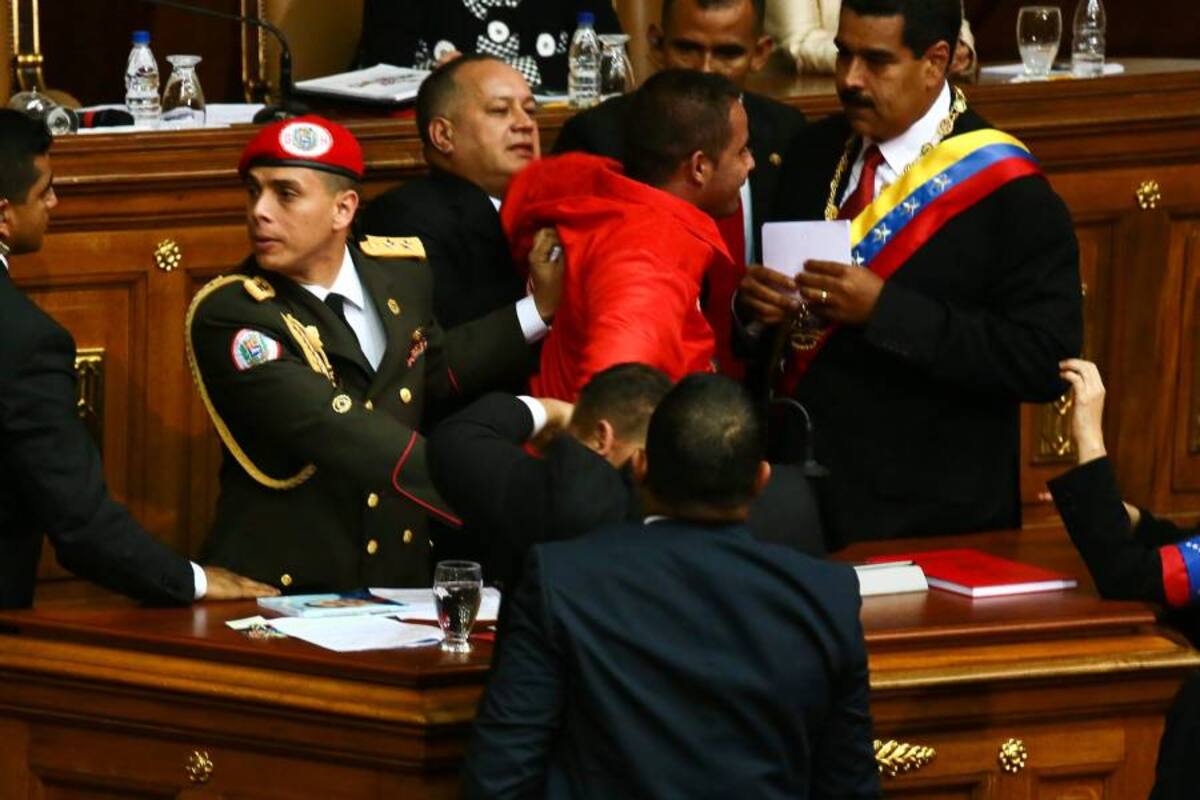 Persona sube a la tarima e interrumpe a Maduro durante su discurso (Foto: EFE/VANGUARDIA LIBERAL)