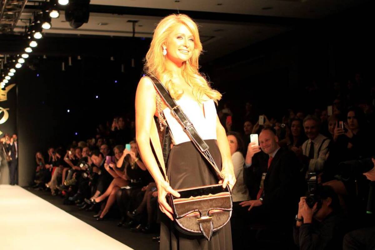 Paris Hilton sorprendió en su desfile (Foto: EFE/VANGUARDIA LIBERAL)