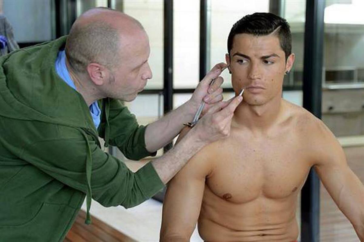 Un Cristiano Ronaldo de cera entre tiburones en el acuario de Oporto (Foto: Tomada de Internet/ VANGUARDIA LIBERAL)
