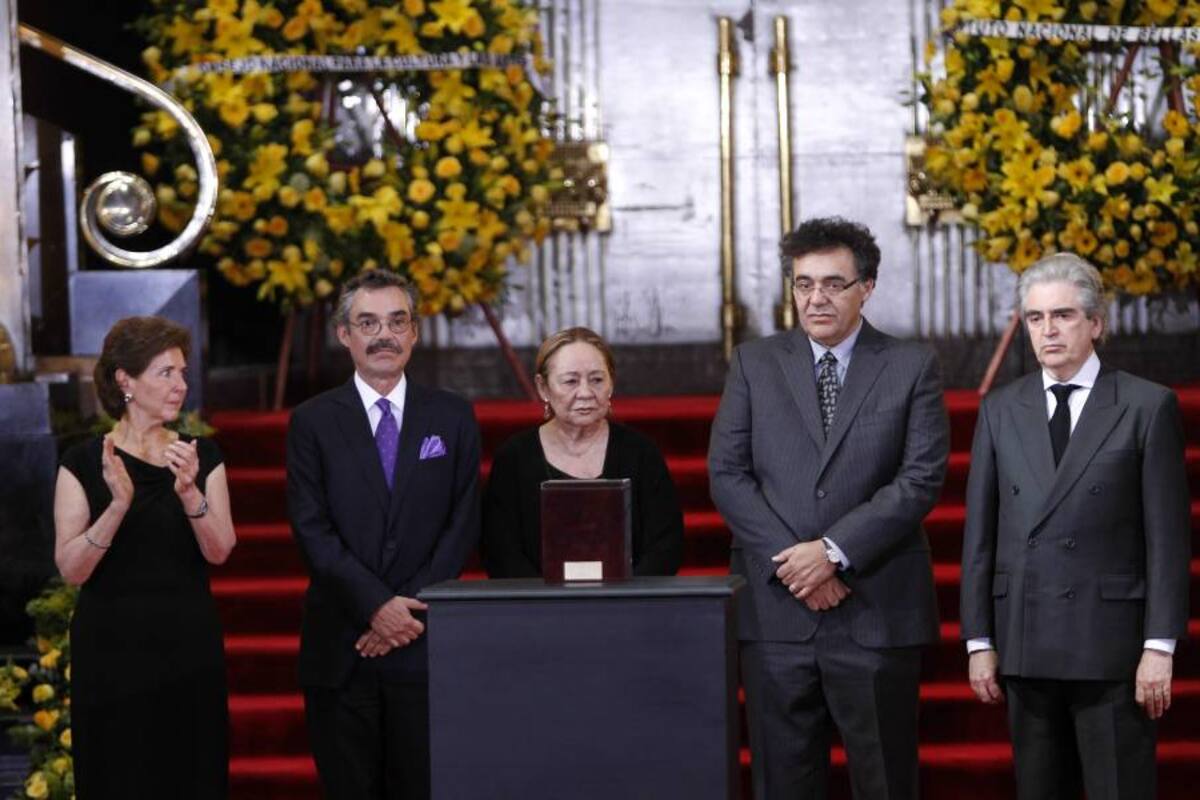La esposa deGabriel García Márquez, Mercedes Barcha (c), sus hijos Gonzalo (2-i) y Rodrigo (2-d), la directora del Instituto Nacional de Bellas Artes, Amaría Cristina García (i), y el presidente de Consejo Nacional de Cultura en México, Rafael Tovar. (Foto: AFP/ VANGUARDIA LIBERAL)