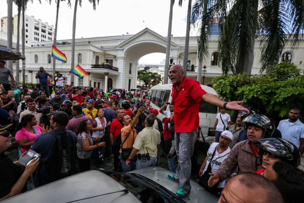 Una turba de chavistas intentan entrar al palacio federal legislativo hoy, domingo 23 de octubre de 2016, en Caracas (Venezuela). Decenas de simpatizantes del chavismo entraron por la fuerza al Palacio Federal Legislativo, sede de la Asamblea Nacional e irrumpieron en la sesión ordinaria sobre la "restitución de la Constitución de la República Bolivariana de Venezuela, el orden constitucional y la democracia"