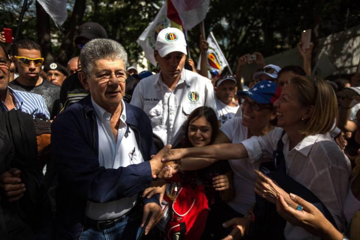 El presidente de la Asamblea Nacional de Venezuela, Henry Ramos Alup (i), saluda a un grupo de personas que participa en una manifestación (Foto: EFE, VAGUARDIA LIBERAL)