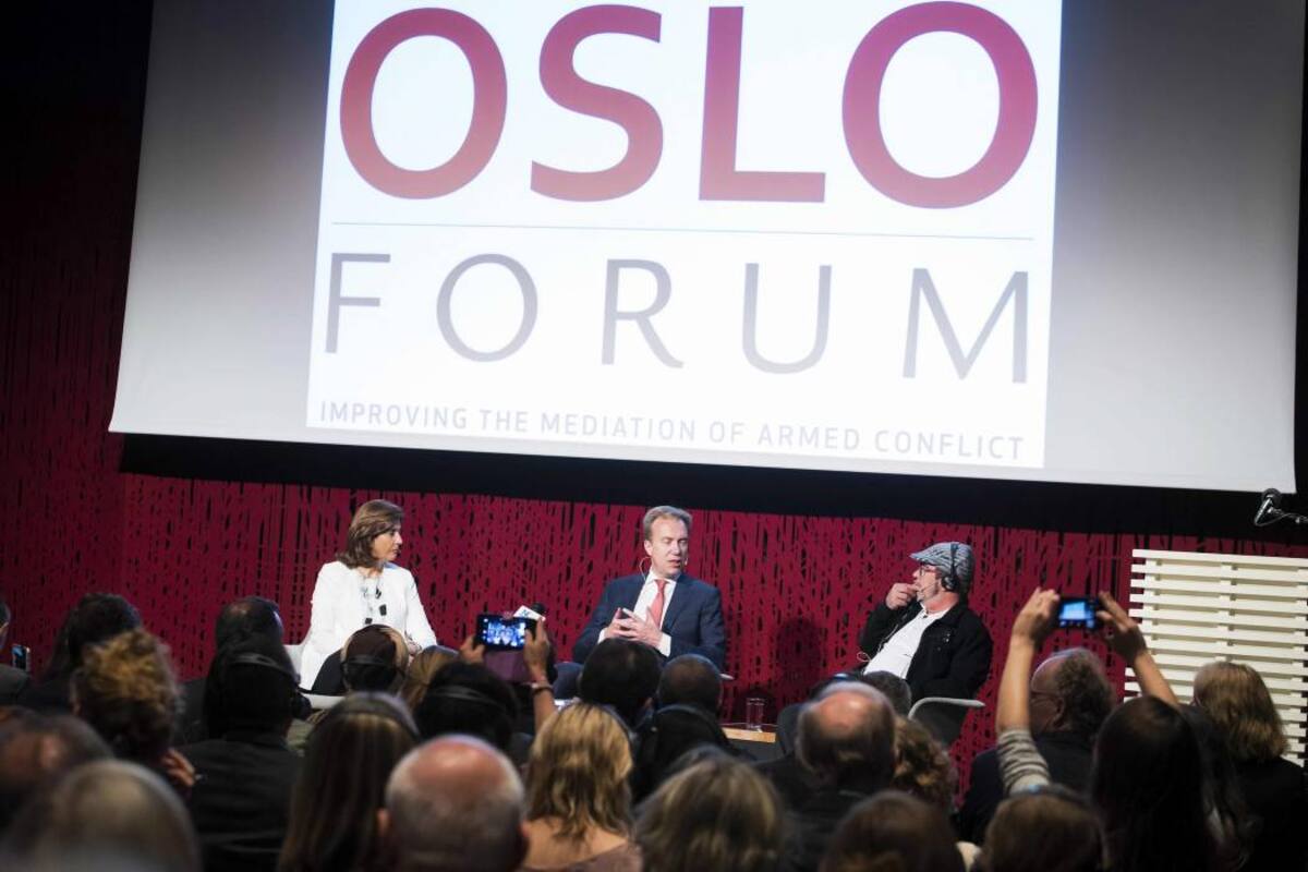 Holguín y ‘Timochenko’ participan en el Foro de Oslo, una iniciativa del Gobierno noruego y que ha reunido a un centenar de representantes políticos y mediadores en conflictos. (Foto: EFE /VANGUARDIA LIBERAL)