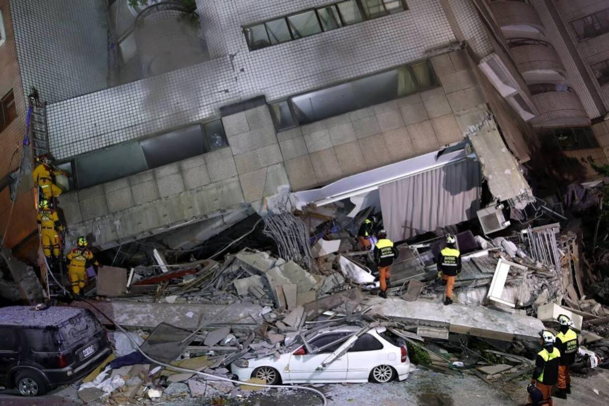 Buscan sobrevivientes de fuerte sismo que deja 7 muertos y 76 desaparecidos en Taiwán (Foto: EFE/ VANGUARDIA LIBERAL)