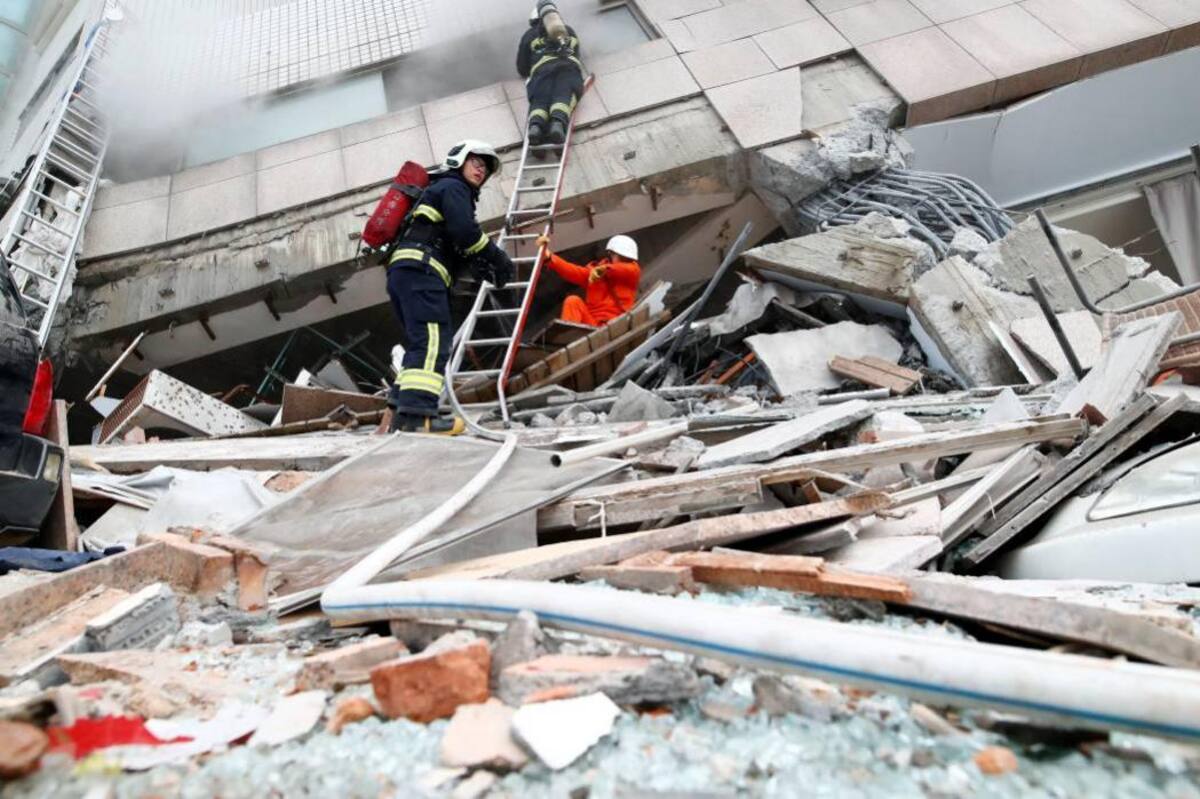 Buscan sobrevivientes de fuerte sismo que deja 7 muertos y 76 desaparecidos en Taiwán (Foto: EFE/ VANGUARDIA LIBERAL)