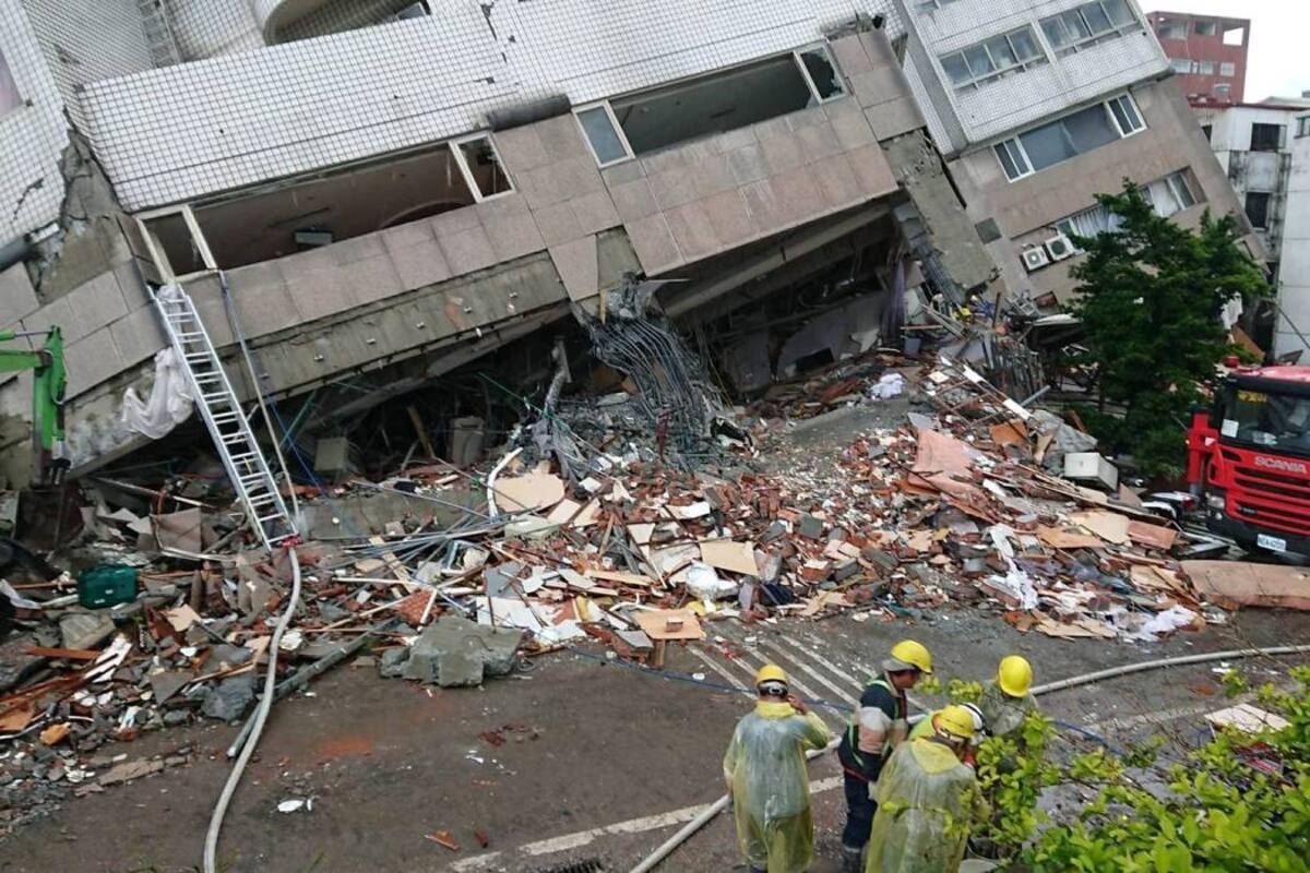 Buscan sobrevivientes de fuerte sismo que deja 7 muertos y 76 desaparecidos en Taiwán (Foto: EFE/ VANGUARDIA LIBERAL)