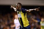 Usain Bolt y sus primeros dos goles como futbolista