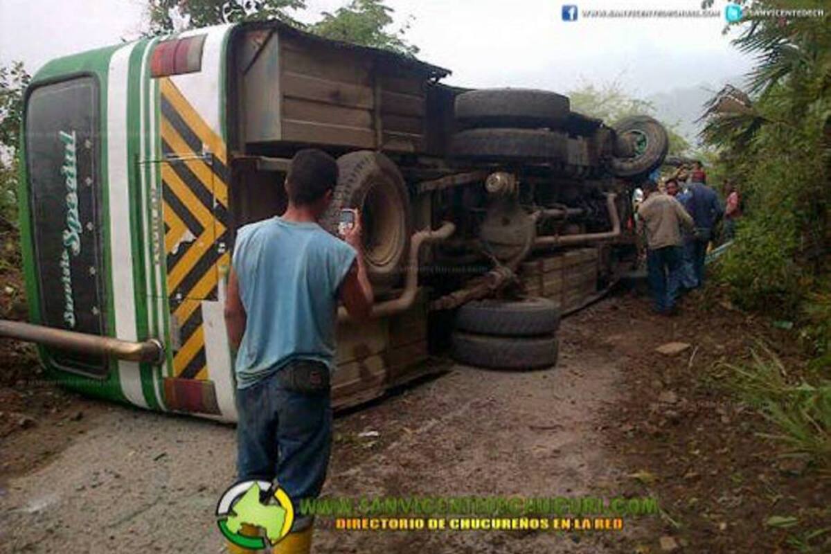 10 heridos en volcamiento de buseta en la vía a San Vicente de Chucurí (Foto: Suministrada Sanvicentedechucuri.com /VANGUARDIA.COM )