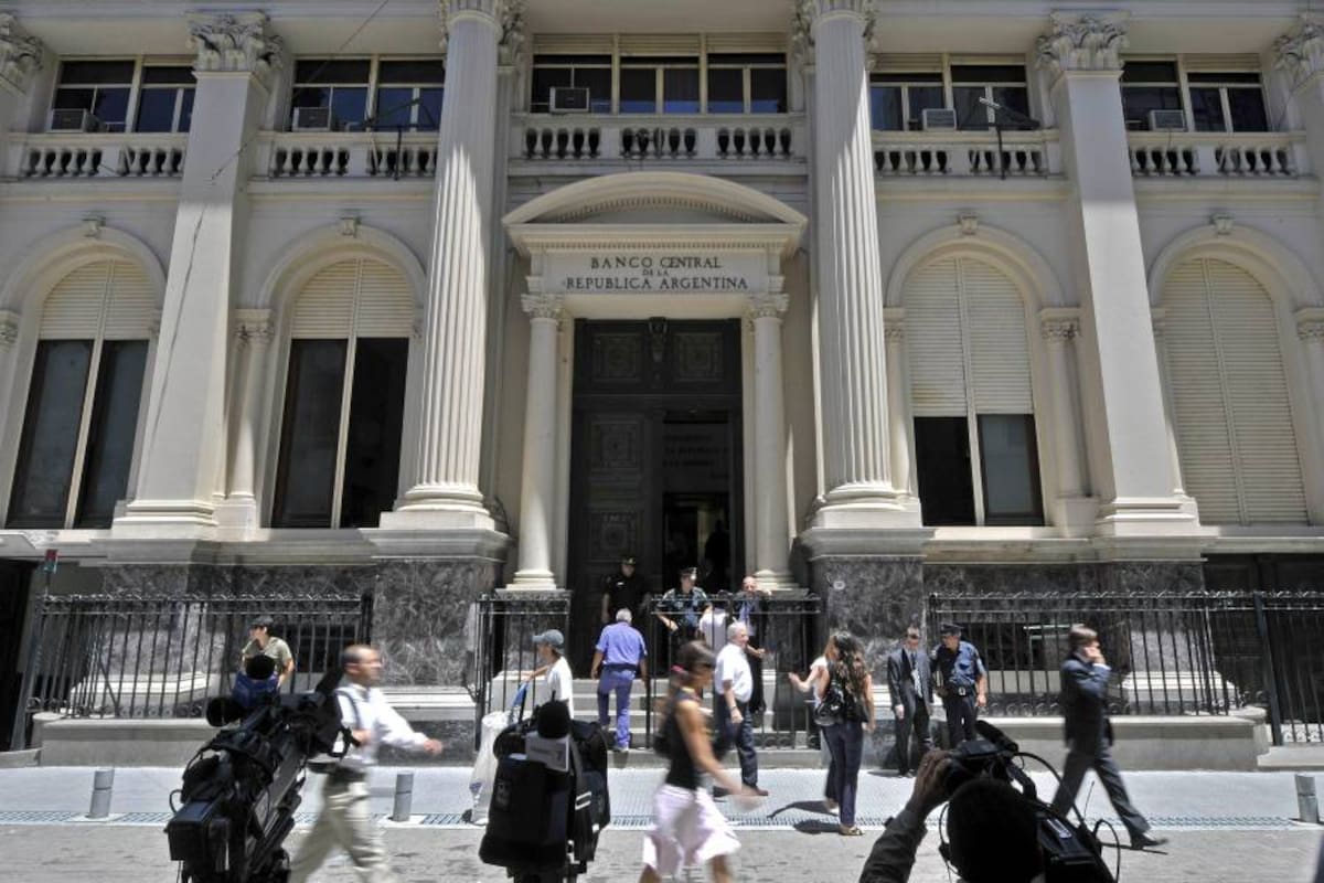 El Banco Central argentino se ha convertido en un actor clave en el mercado cambiario local al intervenir a diario para regular el precio del dólar. (Foto: AFP/ VANGUARDIA LIBERAL)