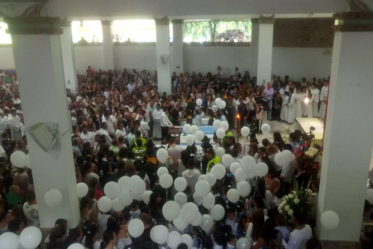 Cientos de personas despidieron a la familia fallecida en un incendio de Floridablanca (Foto: Suministrada / VANGUARDIA LIBERAL)