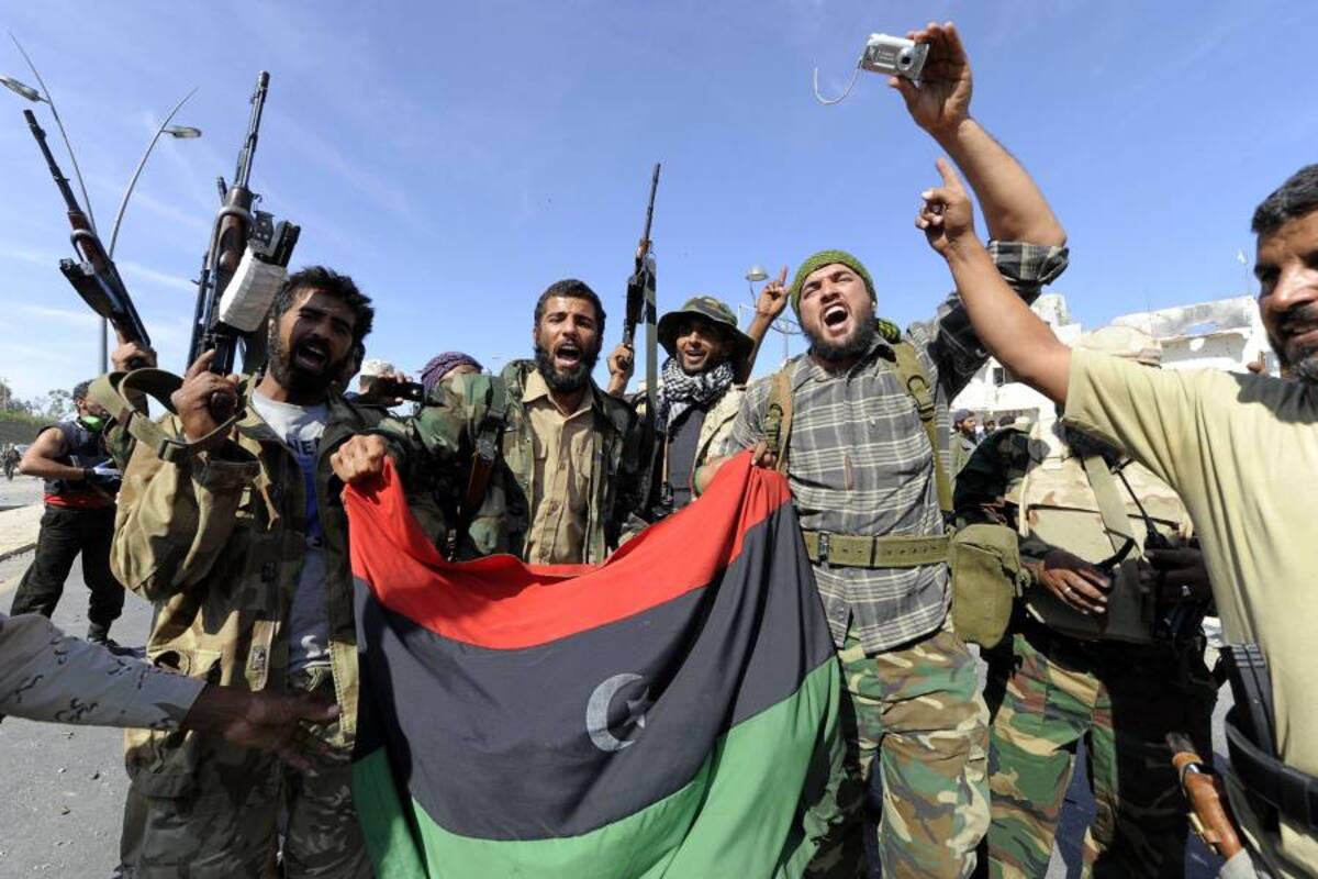 Libios celebran la muerte de Muamar al Gadafi. (Foto: Afp / VANGUARDIA LIBERAL)