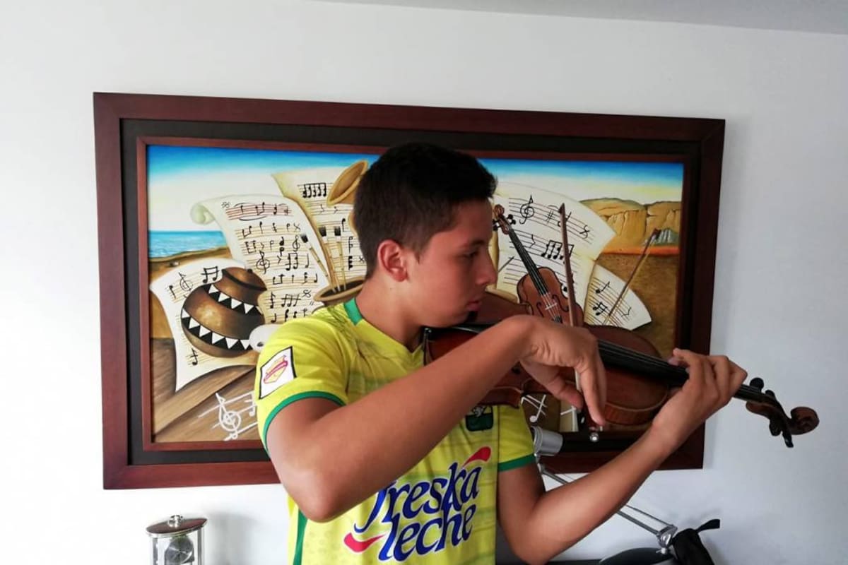 El hincha que anima al Atlético a Bucaramanga al ritmo de cumbias y violín (Foto: Suministrada /VANGUARDIA LIBERAL)