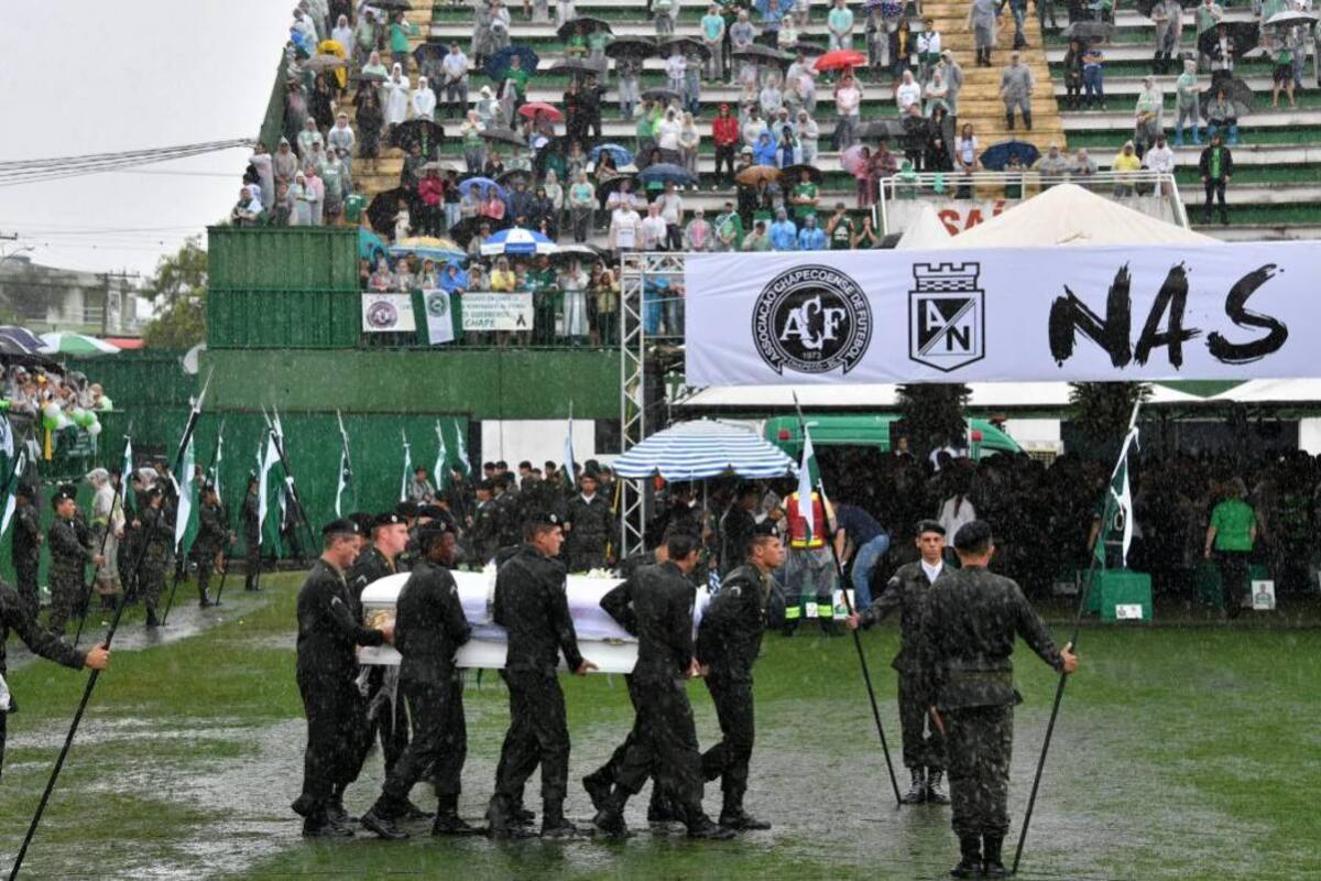 Cortejo fúnebre de Chapecoense llegó a un estadio abarrotado (Foto: AFP/VANGUARDIALIBERAL)