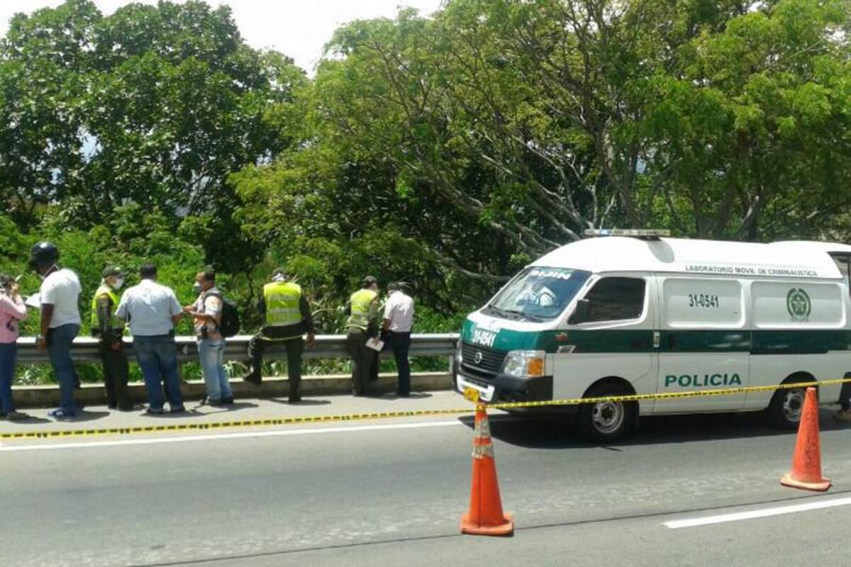 Hallan cadáveres de dos mujeres en la vía al aeropuerto Palonegro (Foto: Milton Velosa/VANGUARDIA LIBERAL)