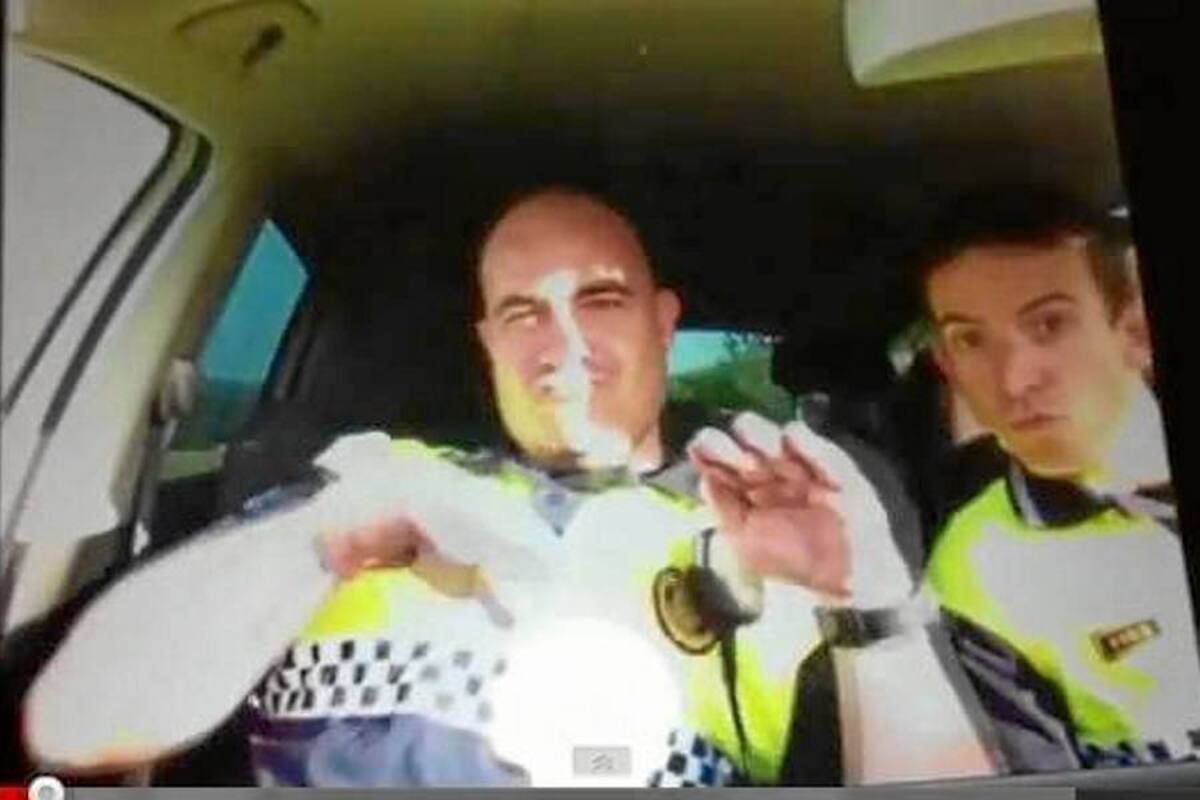 Dos policías españoles suspendidos por bailar mientras manejan (Foto: Tomado de Internet/ VANGUARDIA LIBERAL)