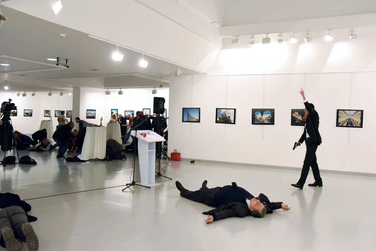Nuevo video del momento exacto en el que asesinan al embajador ruso en Turquía (Foto: AFP/VANGUARDIA LIBERAL)
