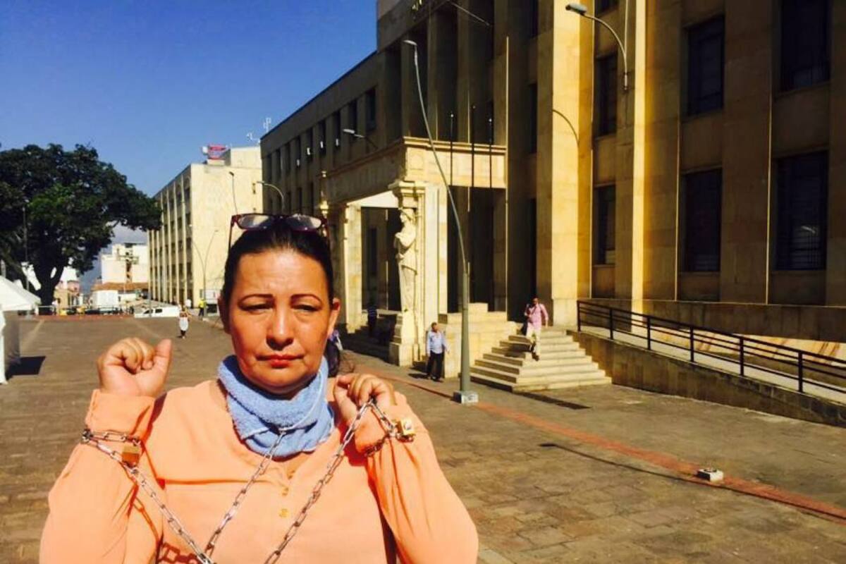 Mujer protesta encadenada por remate de su vivienda en Bucaramanga (Foto: Luisa España/VANGUARDIA LIBERAL )