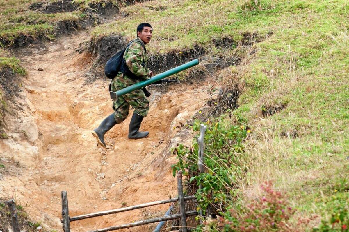 Guerrilleros de las Farc corren en medio de combates con hombres con el Ejército. (Foto: AFP / VANGUARDIA LIBERAL)