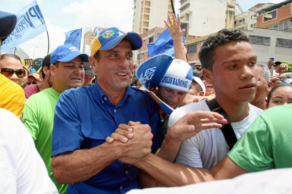 Candidato Capriles promete seguridad en caminata por las calles de Caracas (Foto: AFP/VANGUARDIA LIBERAL)