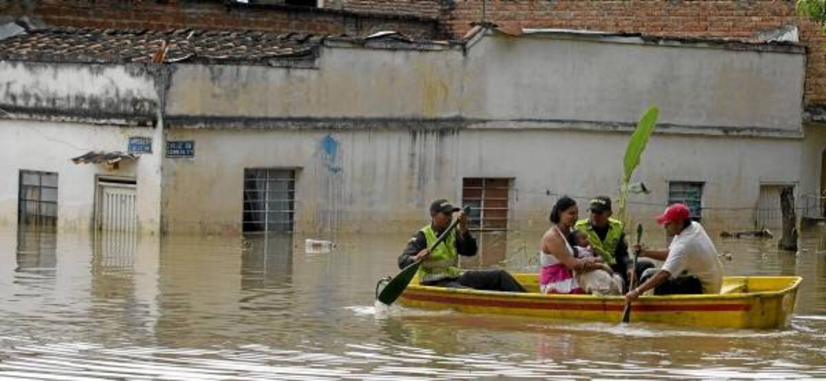 En Cali las inundaciones hicieron cambiar los medios de transporte. (Foto: Archivo Vanguardia)