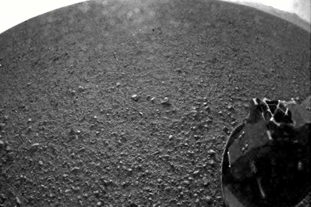 Esta es la primera imagen del suelo de Marte, tomada por el Curiosity (Foto: AFP/VANGUARDIA LIBERAL)
