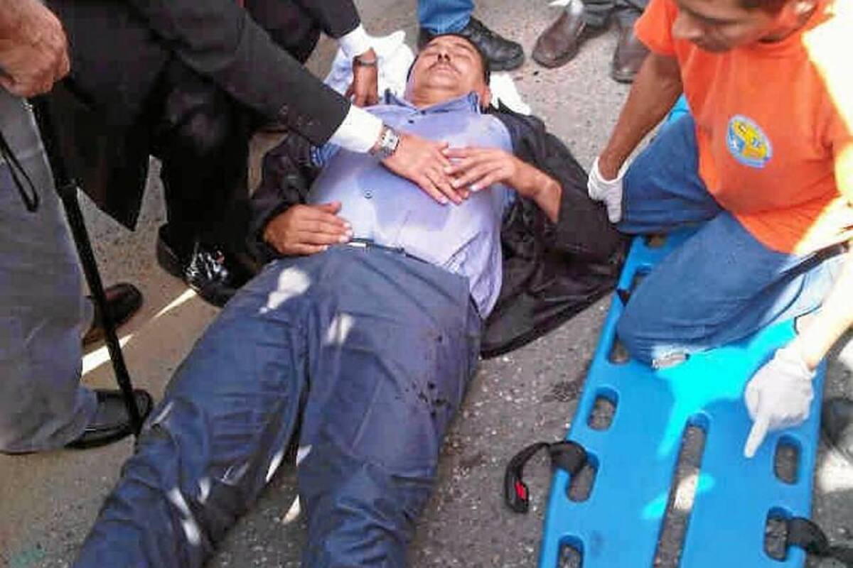 Miguel Prince, técnico del Bucaramanga, fue atropellado por una motocicleta (Foto: Suministrada @FERCOTESACOSTA / VANGUARDIA LIBERAL)