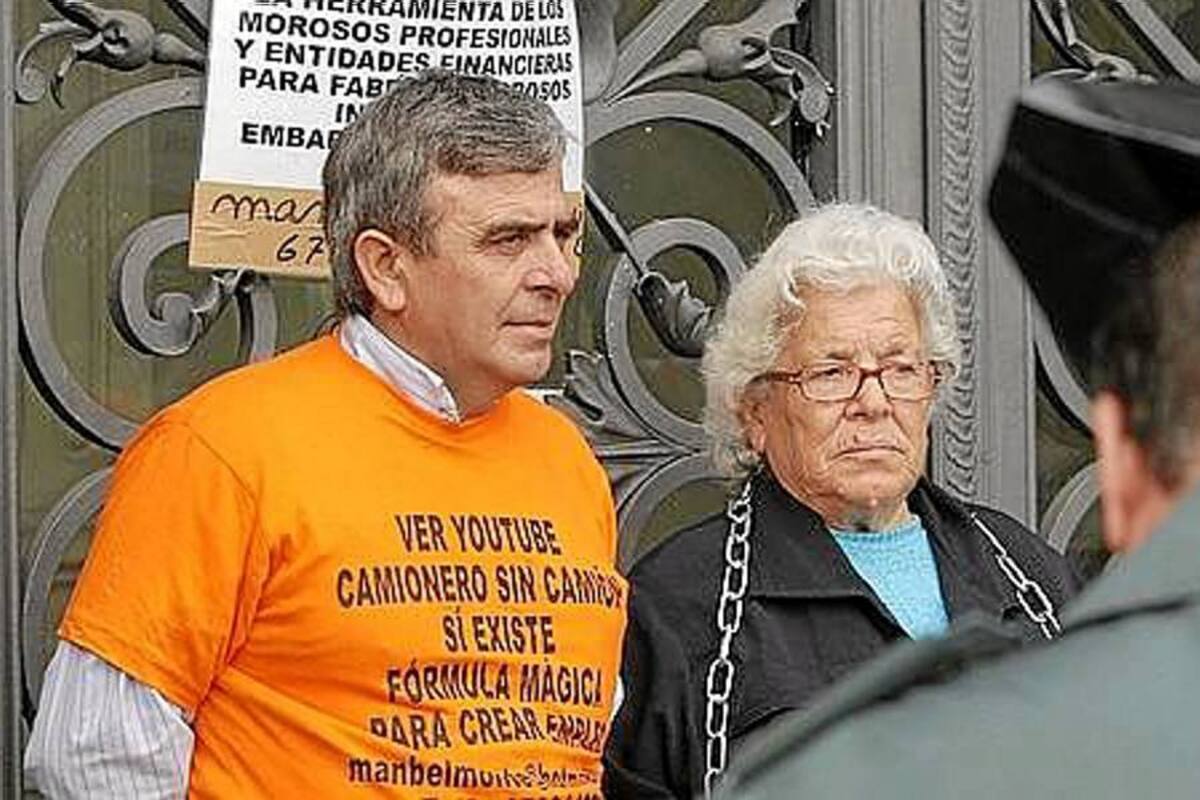 Una anciana despropiada de su vivienda se encadena en el Banco de España (Foto: Tomada de internet/VANGUARDIA LIBERAL)