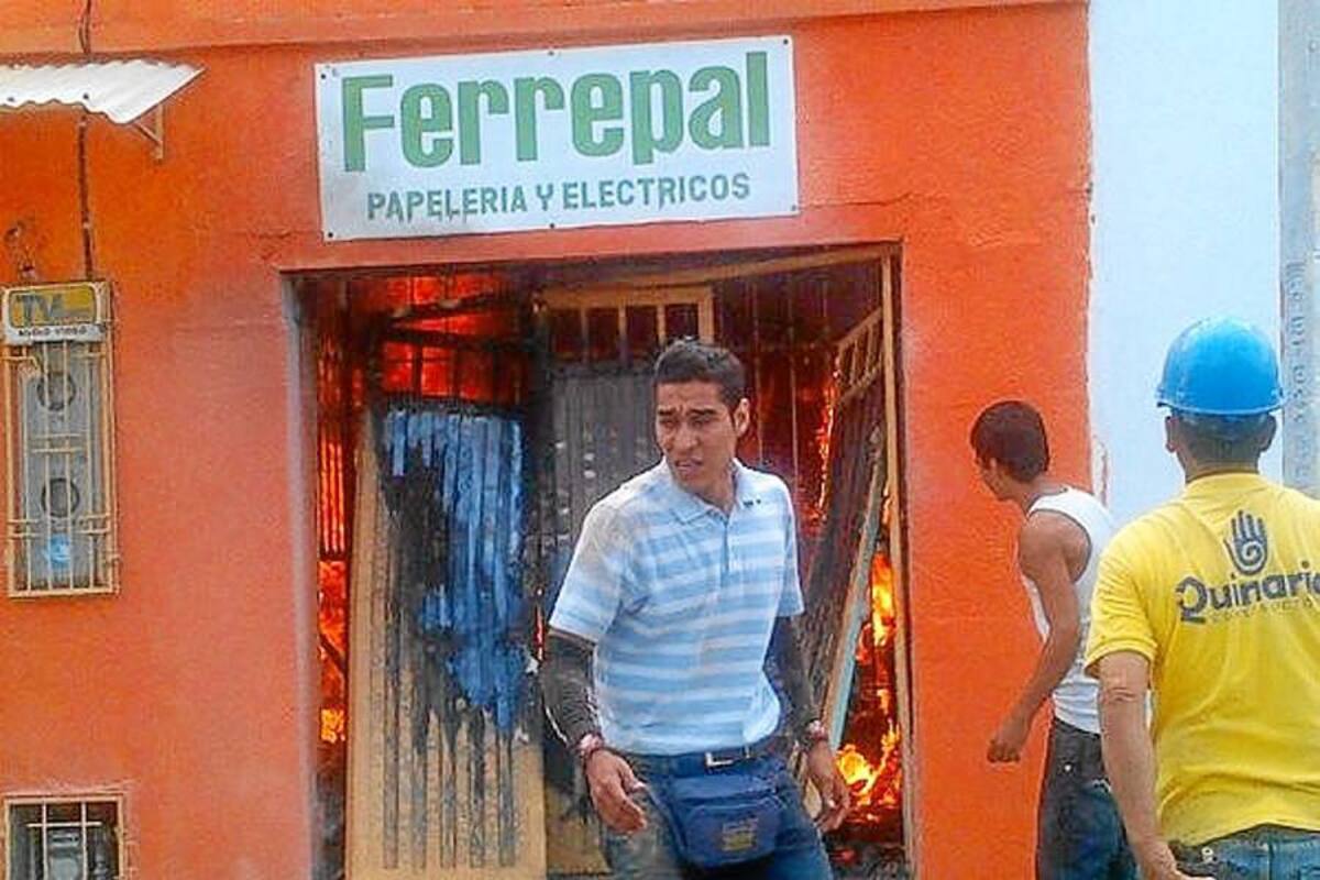 Bomberos intentan apagar incendio en Bucaramanga (Foto: Suministrada @NATTAGONZAPA )