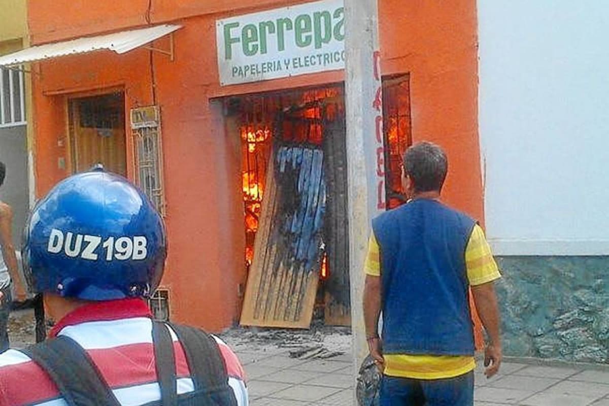 Bomberos intentan apagar incendio en Bucaramanga (Foto: Suministrada @NATTAGONZAPA )