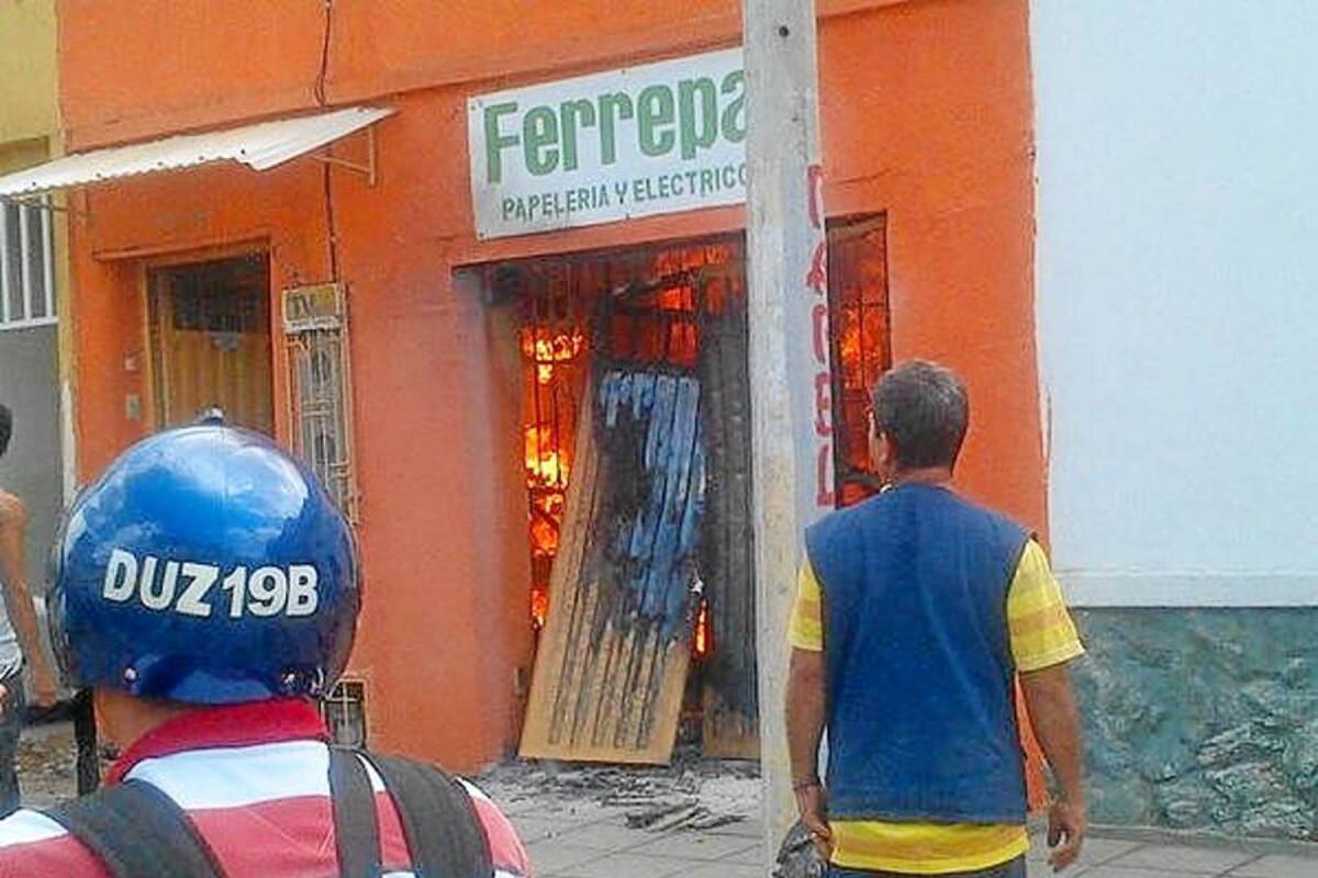 Pérdidas por $50 millones, aproximadamente, dejó incendio en Bucaramanga (Foto: Suministrada @NATTAGONZAPA)
