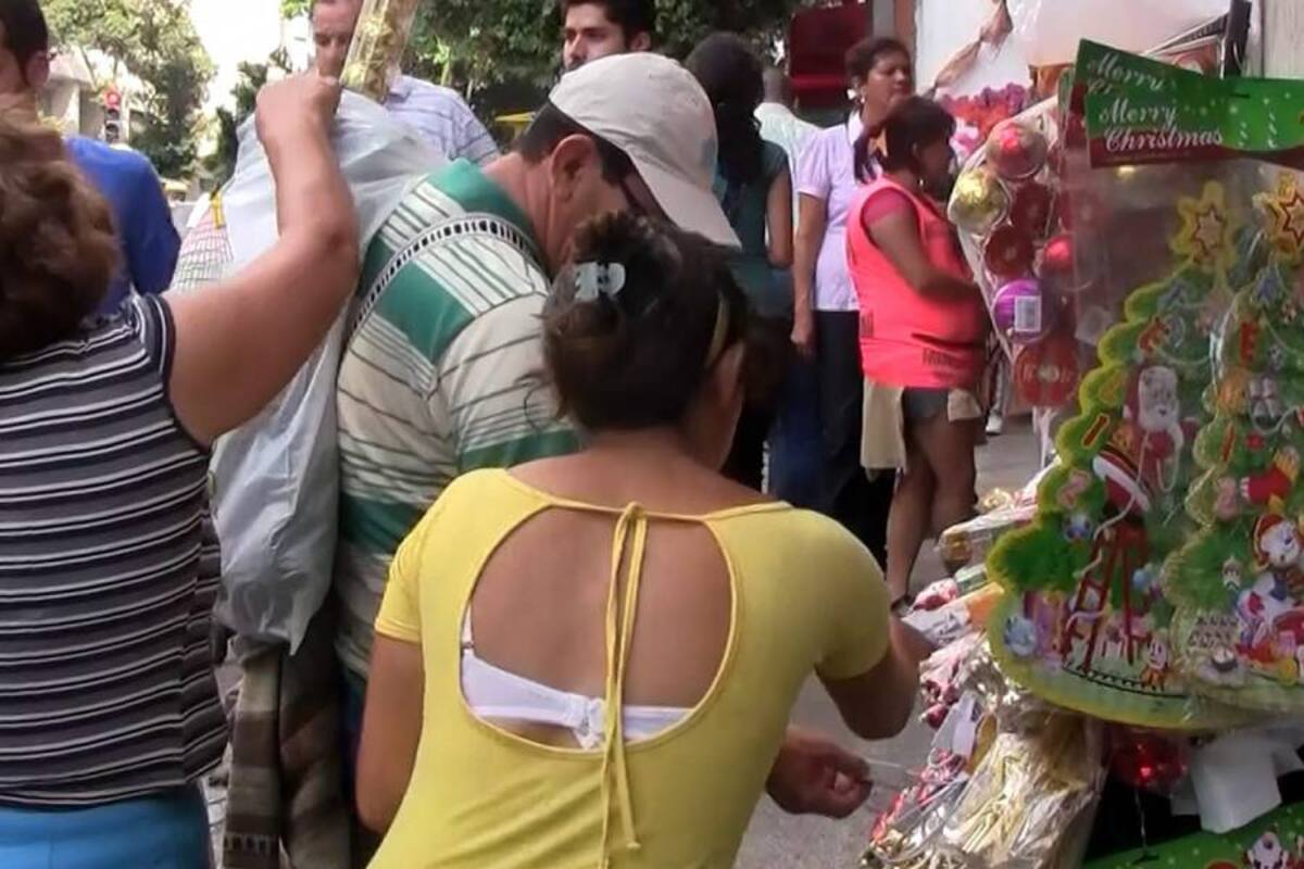 Esta es la 'Navidad' de los vendedores ambulantes de Bucaramanga (Foto: Laura Rojas/VANGUARDIA LIBERAL)