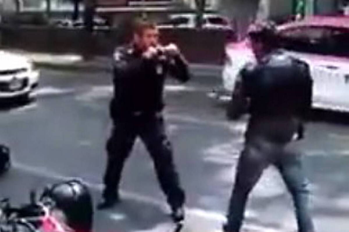 Policía protagoniza pelea callejera con motociclista (Foto: Foto: Youtube)