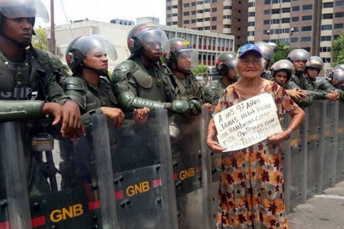 En redes sociales se registraron las represiones con gases lacrimógenos hacia los abuelos. (Foto: Tomada de Twitter @hcapriles /VANGUARDIA LIBERAL)