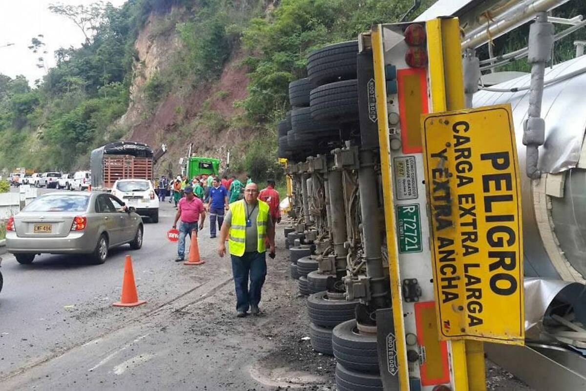 Así quedó el tractocamión que se volcó por la vía al Aeropuerto de Bucaramanga (Foto: Suministrada/VANGUARDIA LIBERAL)