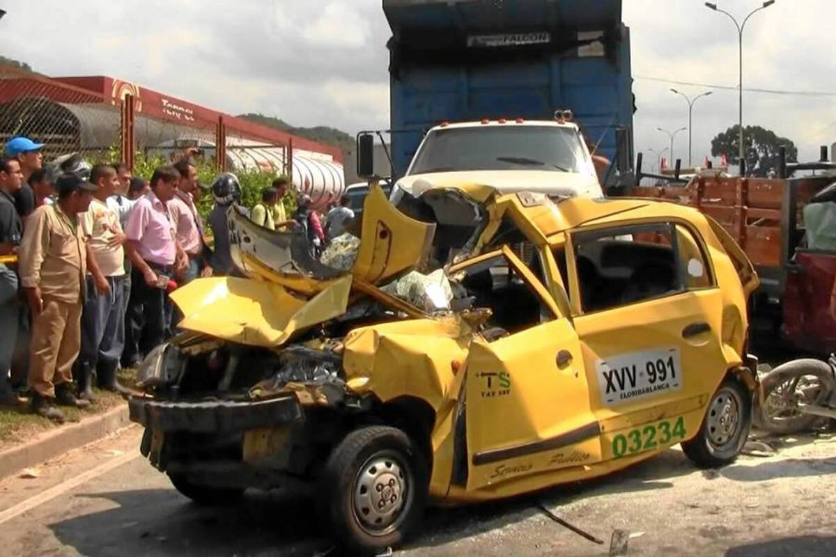 Choque múltiple de vehículos en la vía entre Bucaramanga y Girón (Foto: Paula Pimiento/ VANGUARDIA LIBERAL)