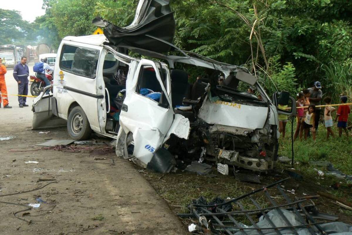 Dos muertos y catorce heridos dejó el accidente del bus en el que se transportaba un grupo de estudiantes de medicina de la Universidad del Valle con destino al Parque Tayrona, en Santa Marta. (Foto: Colprensa / VANGUARDIA LIBERAL)