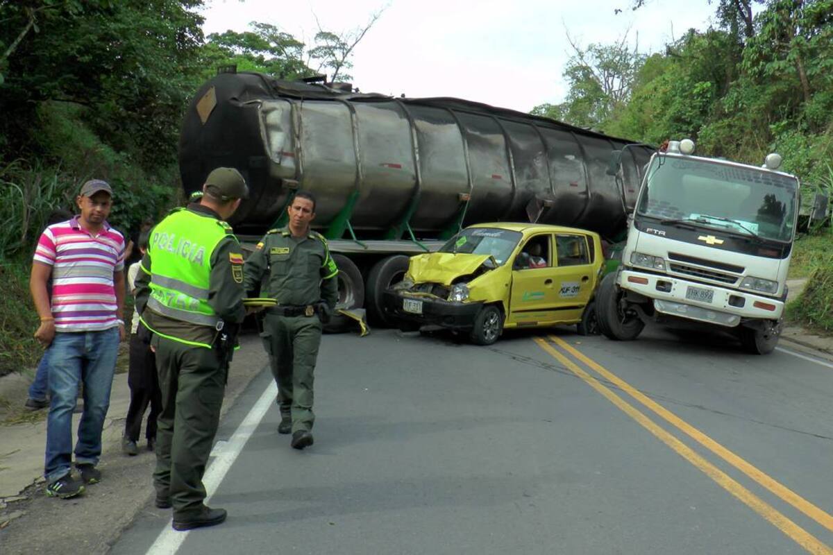 Múltiple accidente cerca a Oiba, en Santander, no dejó lesionados (Foto: Telepoima/VANGUARDIA LIBERAL)